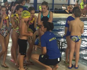 Niños del club en piscina_Galería