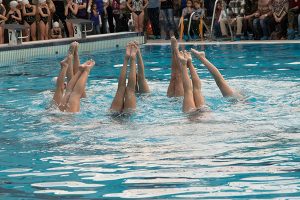 Nadadoras de sincronizada realizando una coreografía_Galería