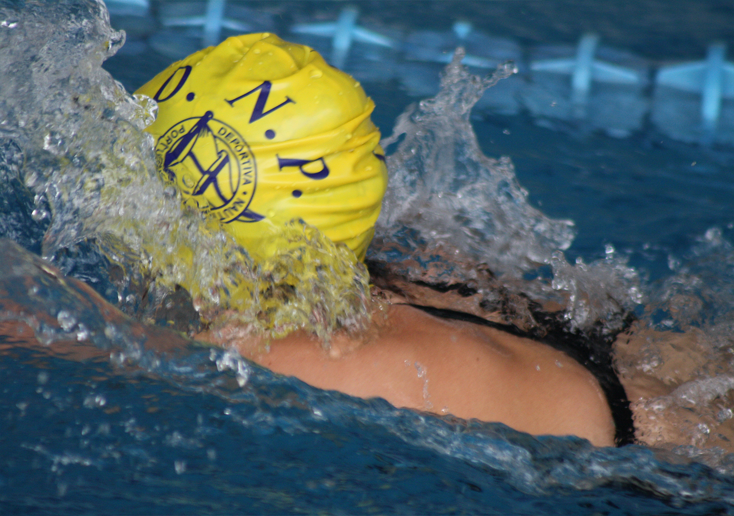 Nadadora con gorro de la DNP